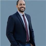Me defino como un guía para pasos y estrategias para mis estudiantes y ellos son personas que desean cumplir su meta de aprender